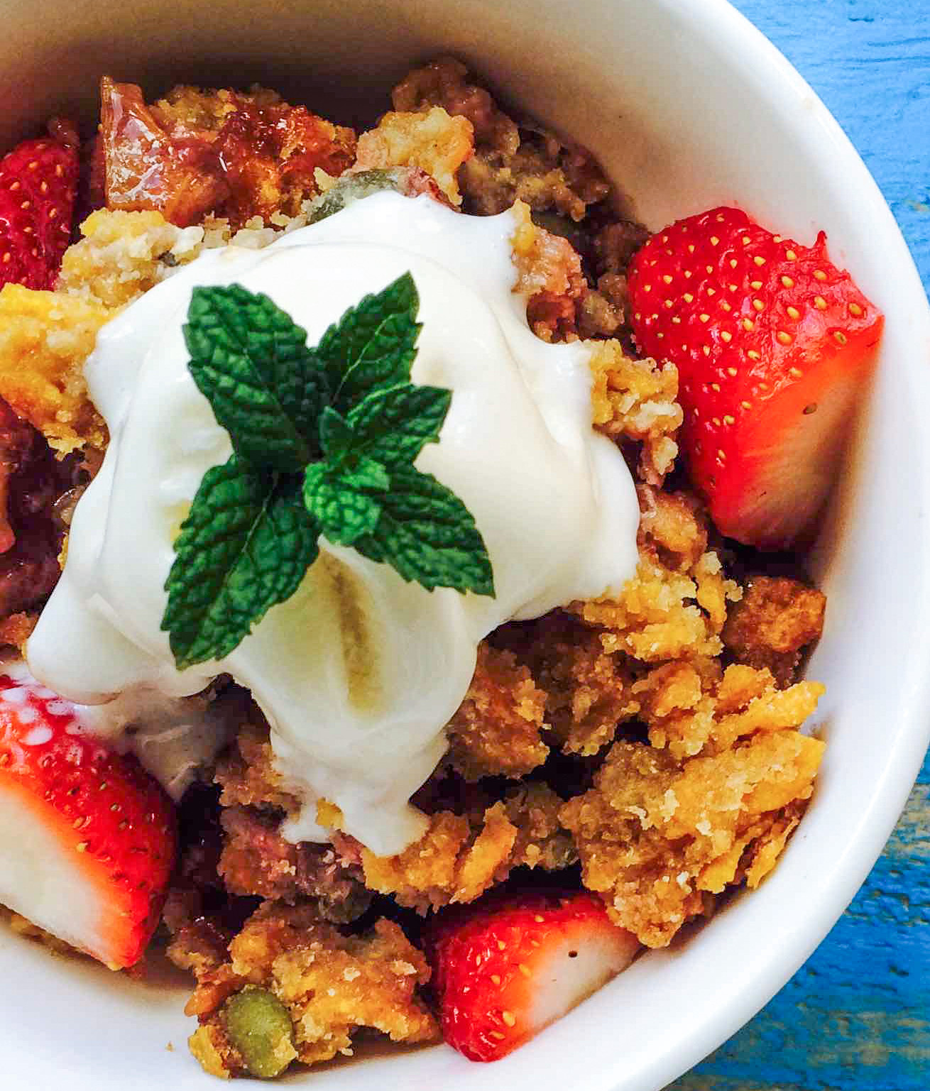 Low-FODMAP-Strawberry-And-Rhubarb-Crumble