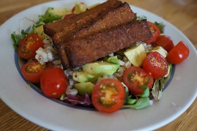 Smokey tempeh bacon