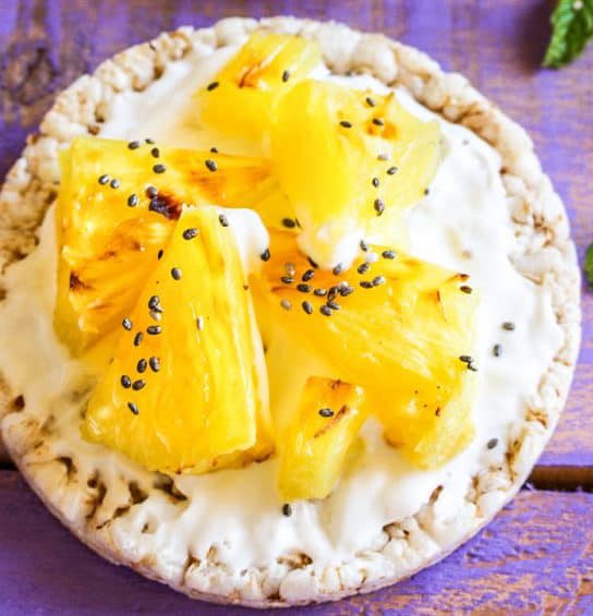 Grilled pineapple with yoghurt and rice cakes 