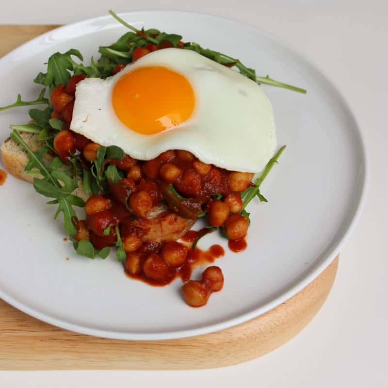 Low FODMAP Baked Beans On Toast With Egg & Rocket 