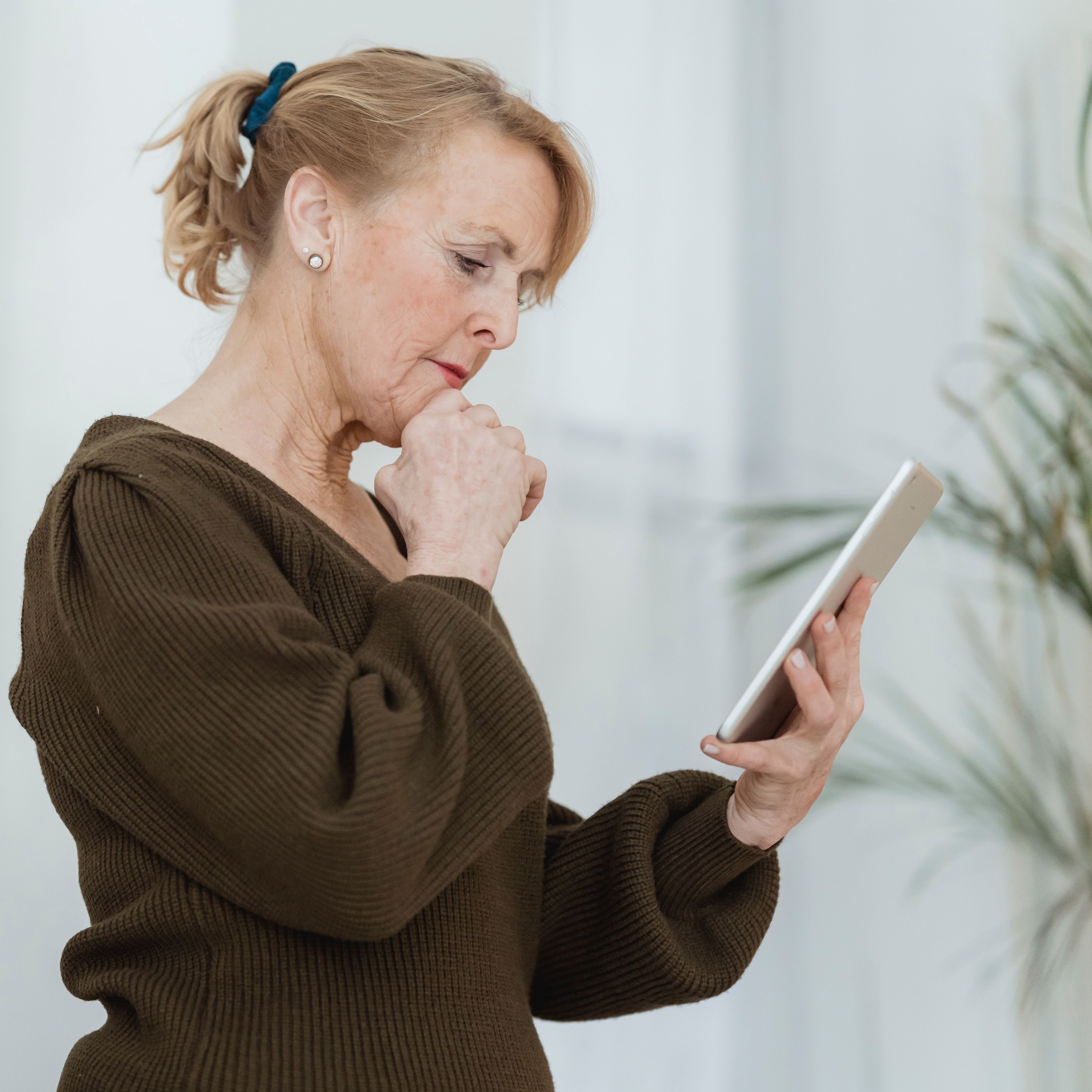 old woman confused about which diverticulitis she has and doing research on her ipad.